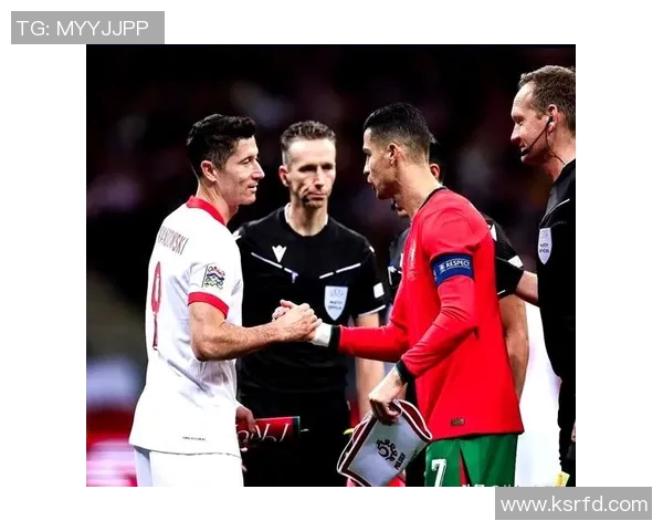 两位足球巨星同框合影展现球场之外的友谊与默契