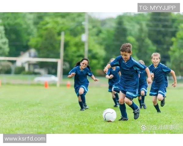 儿童足球明星装扮图展示小球员们的梦想与激情让孩子们在绿茵场上尽情挥洒青春